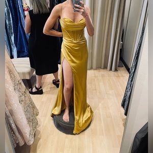 NEVER WORN!!!! NEW SPECTACULAR DRESS FOR A CLASSY EVENT